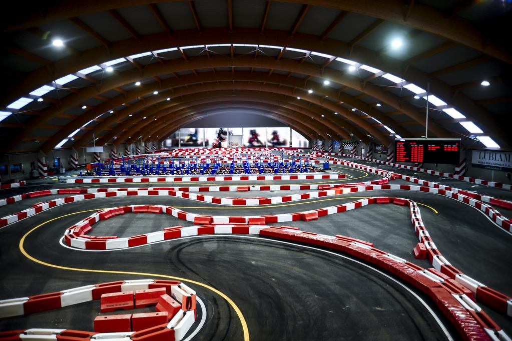 Goparc, il karto dromo dei rec ord Il circuito indoor più grande d Europa. Semafori, griglia di partenza, telemetria. ltre 7 metri di curve e rettilinei mozzafiato.