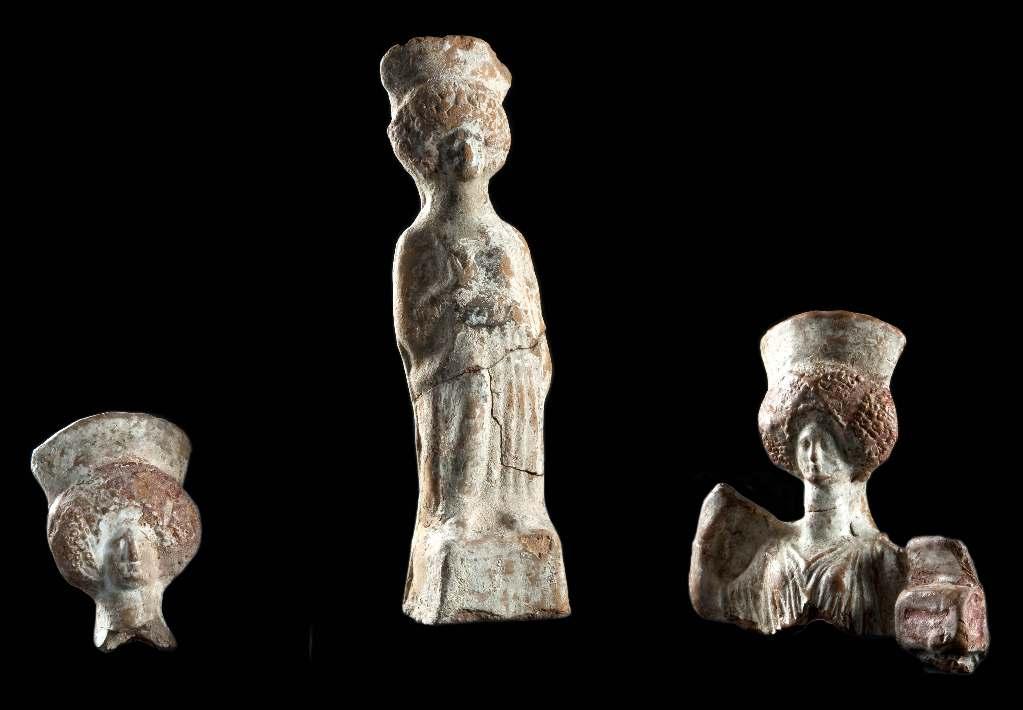 4 Statuine beotiche con pettinatura voluminosa, V inizi IV sec. a.c. (Archivio Fotografico SSBAR) 7 Cabiri (V-inizi IV sec. a.c.) con tracce di pittura ancora ben visibili sul volto e sui capelli.