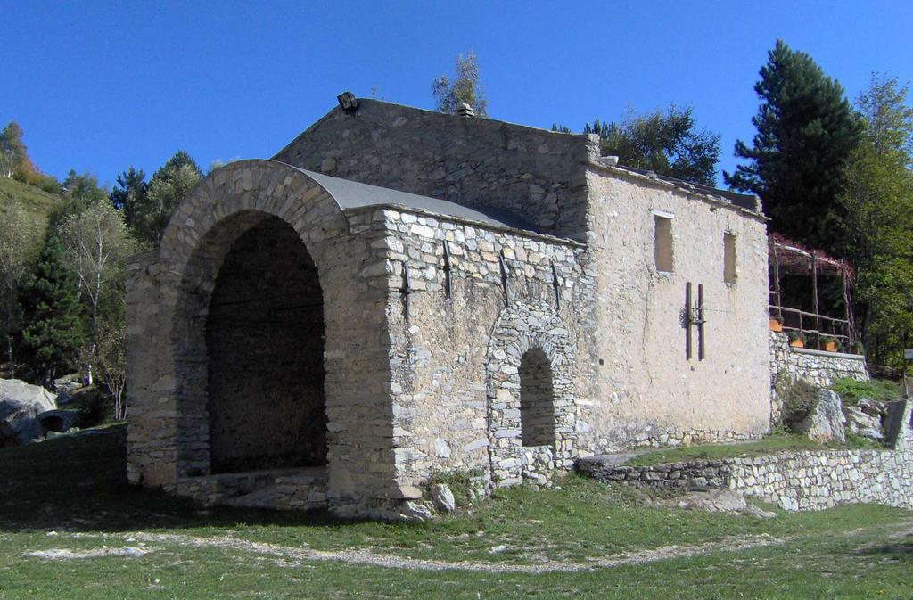 4 Alto. Edificio che si trova davanti al Santuario della Madonna del Lago. Era la primitiva costruzione nata come eremo intorno all anno 1000.