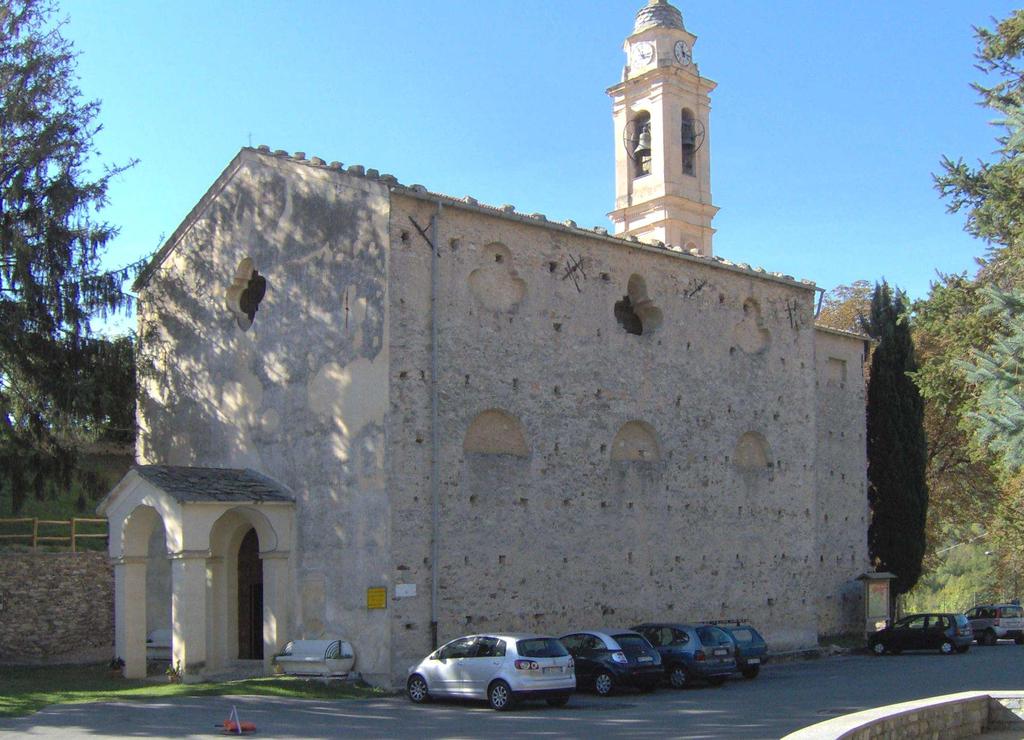 Il paese di Alto è circondato da boschi ricchi di vegetazione, con alcune distese prative. Sovrastato dal Monte Dubasso (1538 m), il Comune si trova a 645 m di altitudine.