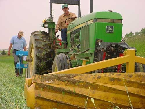 The front-mounted roller makes it possible to knock down the cover crop and plant in a