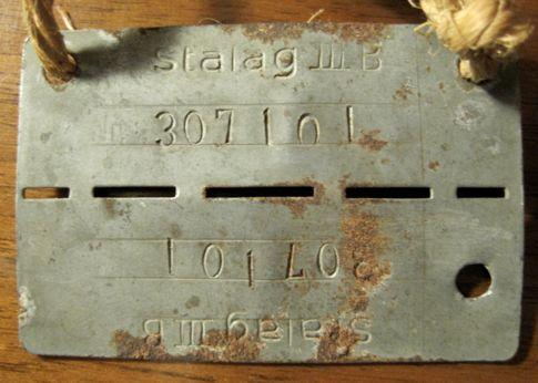 Il piastrino metallico di riconoscimento di Luigi, indicante lo Stalag di appartenenza (IIIB, Fürstenberg am Oder) e il numero di