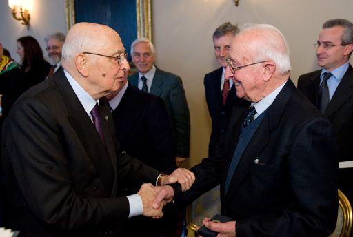 Repubblica). Luigi riceve la Medaglia d Onore dalle mani del Presidente Napolitano.