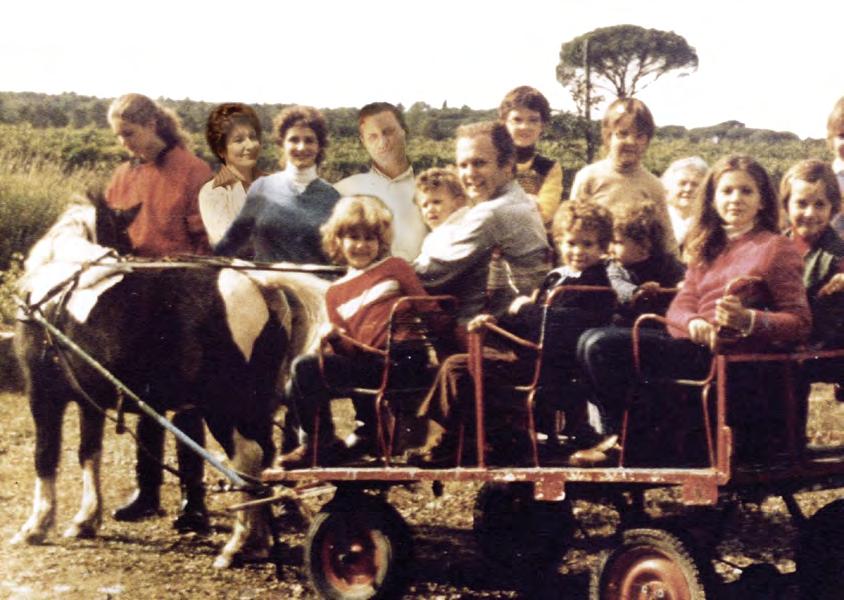 La nostra famiglia attorno a Rodolfo La cantina, autentico gioiello di architettura rurale, è adagiata su un altopiano, a dimostrazione di come l uomo possa assecondare la Natura rispettando i canoni