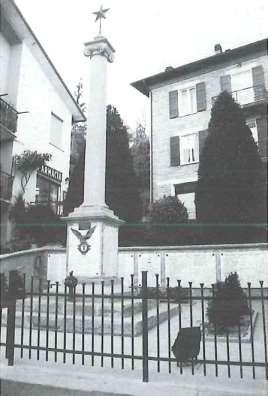 _9 Piazza della Libertà Composizione monumentale Nello spazio a ridosso dell'obelisco (una colonna di marmo sormontata dalla stella d'italia