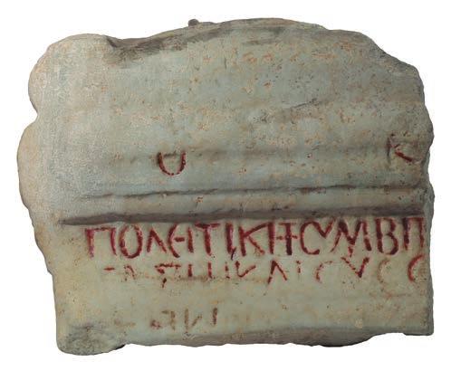 RDICI DEL PRESENTE SL 30 FRMMENTO DI LTRE FUNERRIO Frammento in marmo bianco di un altare collocato presso una tomba, con resti dell iscrizione in lingua greca incisa e dipinta di rosso.