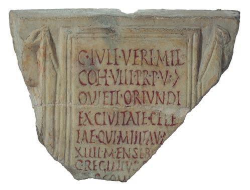 RDICI DEL PRESENTE SL 32 FRMMENTO DI URN FUNERRI Frammento di tabella in marmo bianco con iscrizione incisa e dipinta di rosso, proveniente da un urna funeraria.