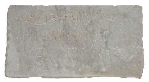 RDICI DEL PRESENTE SL 35 LSTR ISCRITT Lastra in marmo bianco con iscrizione solo parzialmente incisa.