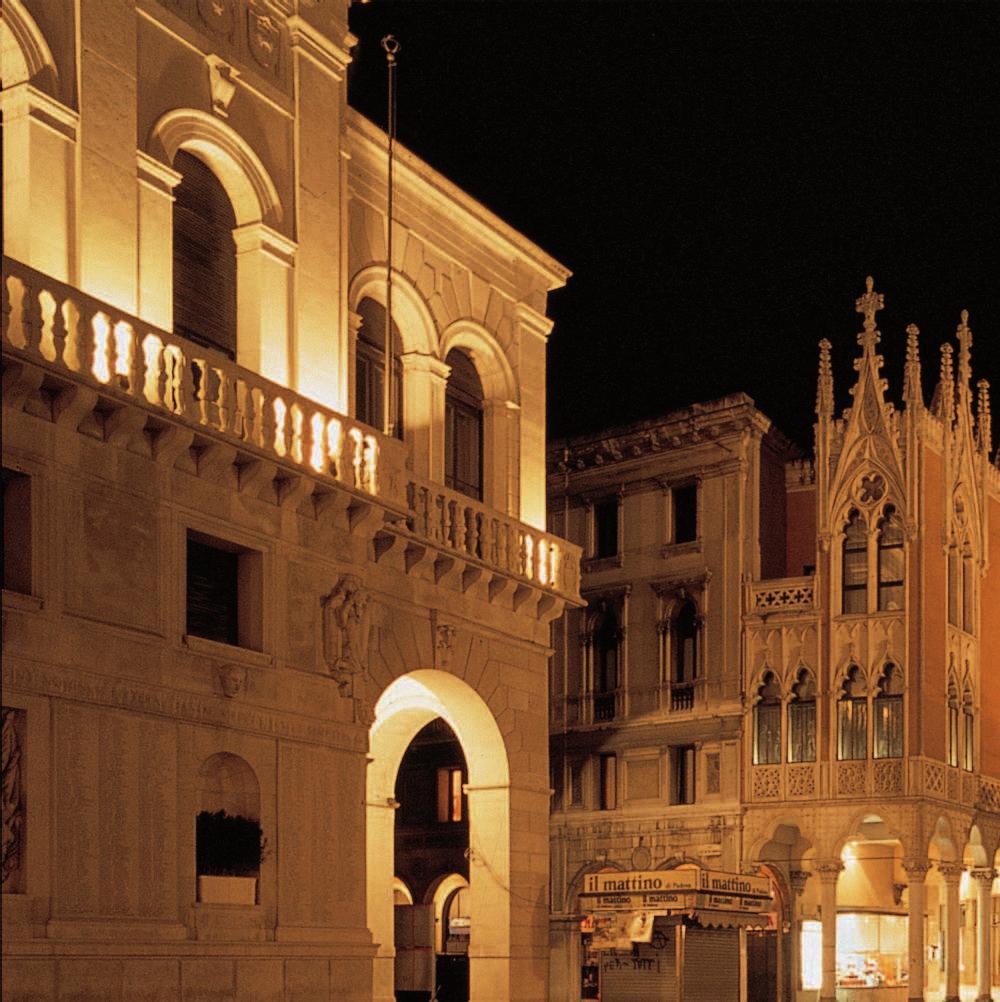 Il Caffè Pedrocchi, caffè storico di fama internazionale, è situato nel pieno centro di Padova.