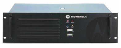 Ponte radio Motorola DR3000 La stazione ripetitrice ETSI-DMR della linea MOTOTRBO supporta due percorsi simultanei voce o dati in modalità TDMA digitale (Time -Division Multiple-Access) per offrire