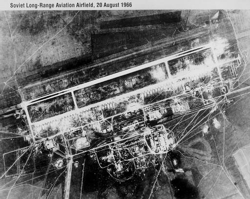 grado di conoscere la potenza missilistica del nemico. Progetto Corona: è stato il primo satellite americano per sorvegliare i sovietici. Il primo volo del satellite fu il 18 agosto 1960.