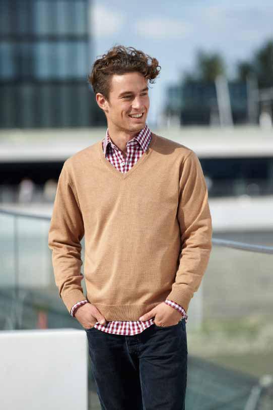 276 JN659 NEW Men s V-Neck Pullover Classico pullover in 00% cotone pettinato. Tessuto in maglia leggera, collo a V.