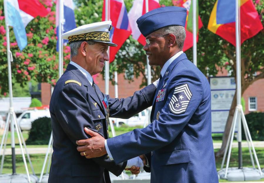 Il Supreme Allied Commander Transformation, Gen. Jean Paul Palomeros e il Command Chief Master Sergeant Jack Johnson Jr. durante una cerimonia di ACT nel luglio 2014. il personale che sovraintende.