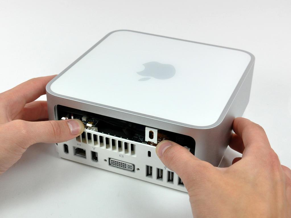 Passo 5 Sollevare delicatamente l'alloggiamento superiore dal Mac mini e conservarlo altrove.