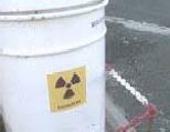 Gestione dei rifiuti radioattivi Sicurezza laboratorio Per lo smaltimento finale devono essere consegnati esclusivamente a Ditte autorizzate.