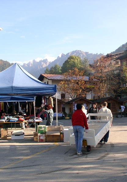 L idea e chi l ha lanciata Sull onda del successo registrato dalla Festa del Ri-uso organizzata a Trento, la Provincia Autonoma ha promosso anche nei comprensori del Trentino la stessa iniziativa.