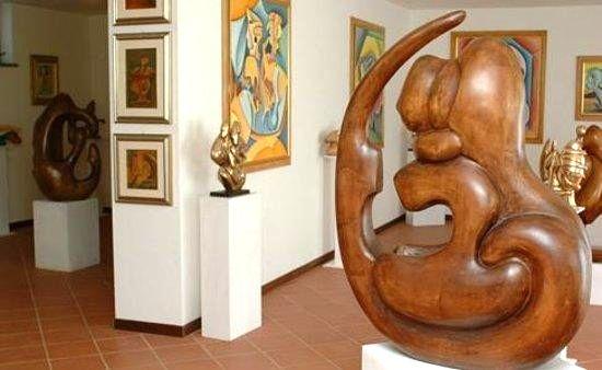 La scultura, la pittura, anche di grandi tele, la lavorazione di materiali diversi ( marmo, bronzo, argento, acciaio, rame, ceramica) e l uso di particolari modalità di lavorazione, quali la tecnica