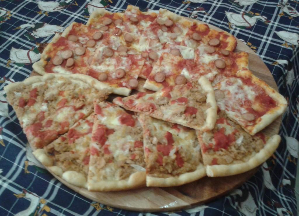 La pizza del sabato sera Pasticciamocongiusy PIZZA Avevo provato diverse volte a fare la pizza a casa ma ci sono riuscita bene solo dopo le dritte di Marinella.