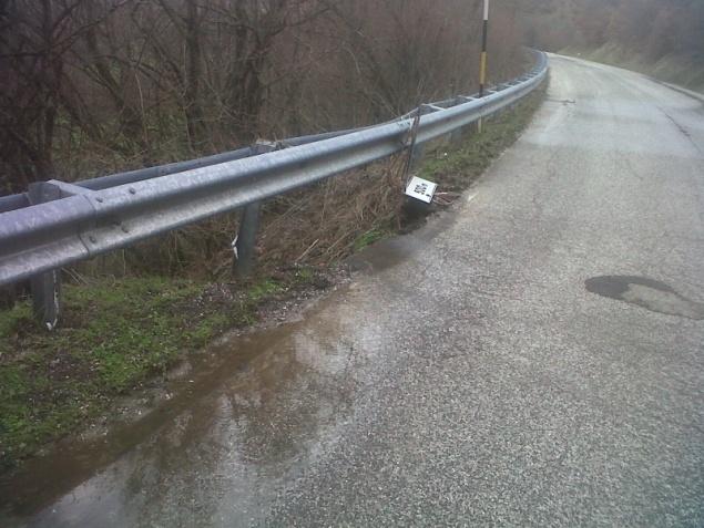 metri dovuto a uno smottamento del terreno costituente il rilevato stradale.