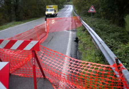 In particolare risultano estremamente degradati e pericolosi per gli utenti della strada e per i pedoni il tratto urbano di Passo Corese, quello in loc.