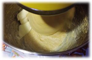 Spolverate il tavolo di lavoro e le mani di farina (o imburrate tavolo e mani). Piegate la pasta su se stessa 2-3 volte, quindi formate una palla liscia. Imburrate lo stampo del pandoro.