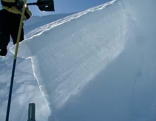 spessore della frattura (nel caso di valanga di neve a lastroni): Spessore del manto nevoso (misurato perpendicolarmente al pendio) sulla linea di frattura della valanga.