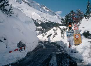 esposta al pericolo di valanghe. via di comunicazione esposta zone a quota molto alta: Zone situate al di sopra dei 3000 m s.l.m.; vi si trovano in particolare gli ambienti glaciali.