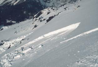Strato di neve più o meno denso, accumulato in zone preferibilmente sottovento, che spesso presenta legami fragili con gli strati sottostanti.