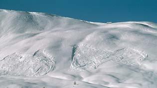 000 m 3 distacco a distanza: Distacco a distanza di una valanga di neve a lastroni.