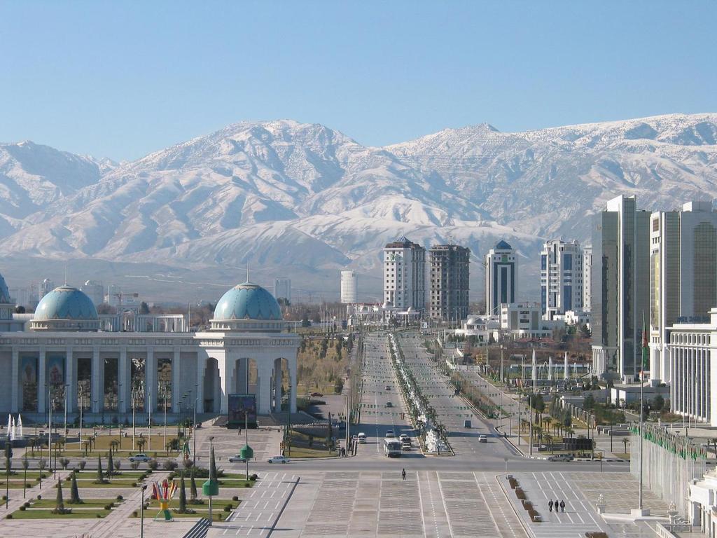 ASHGABAT Capitale e città più grande del Turkmenistan. Ashgabat è una città relativamente giovane, che cresce su un villaggio dello stesso nome stabilito dai russi nel 1818.