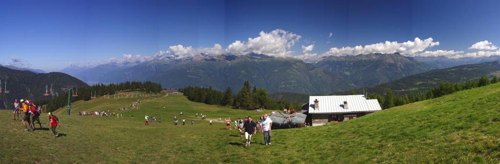 Appena sopra la malga e possibile osservare l altare e la statua dedicata alla Madonna delle Nevi con uno stupendo panorama sulle alpi Retiche e sulle cime delle Orobie orientali.