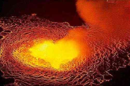 CHE COS E IL MAGMA? Il magma è una sostanza naturale che deriva dalla fusione parziale o completa di materiale roccioso.