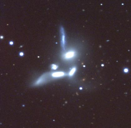Figura 4. a) Il sestetto di Seyfert ripreso dal telescopio da 2,1m dell Osservatorio di Kitt Peak.