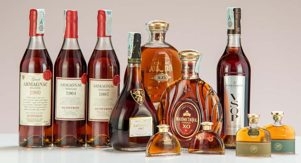 Cognac e Armagnac L eleganza del Cognac invecchiato 50 anni in un calice riscaldato da sorseggiare a