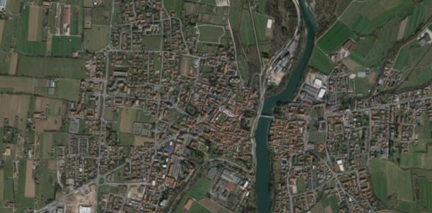 IL COMUNE Il comune di Vaprio d Adda si affaccia direttamente sul corridoio primario dell Adda, il suo nucleo urbano, soprattutto nella sua dimensione storica, vede il fronte sporgere sul fiume.