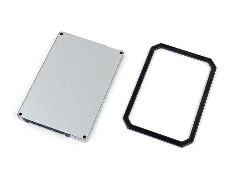 Passo 21 Per gli SSD da 7 mm, occorre applicare un distanziatore per garantire