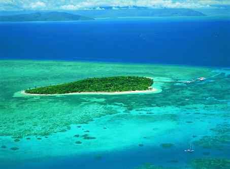 AUSTRALIA GREEN ISLAND Quote individuali in camera doppia SOLO PERNOTTAMENTO da 140,00 Posizione: Piccolo atollo corallino direttamente sulla Grande Barriera Corallina, a circa 30 km dalla costa di