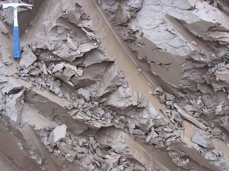 L argilla è principalmente un aggregato di particelle minerali microscopiche e submicroscopiche a forma lamellare.