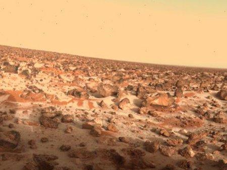 I Pianeti Marte ha calotte polari composte da gas gelati, grandi vulcani e ripidi canyon.