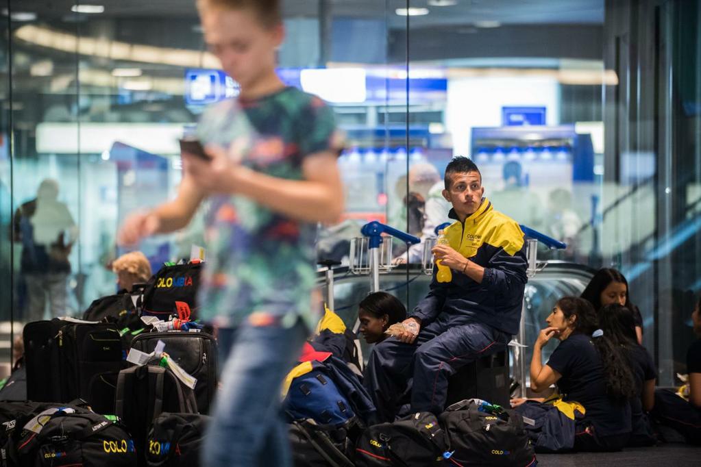 accolgono i giovani all aeroporto di Zurigo.