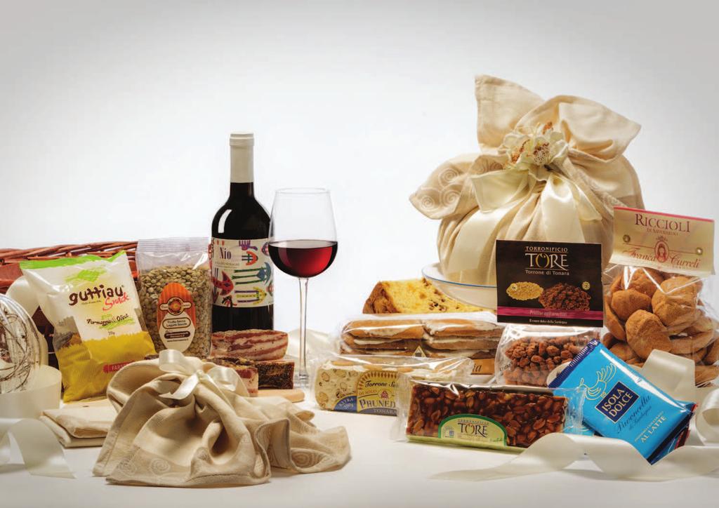 Isola di Santo Stefano Panettone gr.750 incartato con telo ricamo Pavoncelle cm.40x65 La Forneria di Pula Torrone di Tonara alle mandorle gr.100 Pruneddu Pancetta pepata gr.150 c.a. s.v. Salumificio Murru Pane Guttiau aromatizzato al formaggio e olive gr.