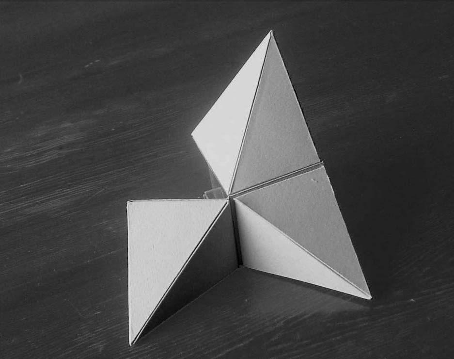 sarà la faccia di un dodecaedro rombico di lato 3 a e che la figura ottenuta (compreso il cubo sul quale abbiamo appoggiato le 3 piramidi) è 1/8 di un dodecaedro rombico di spigolo doppio del