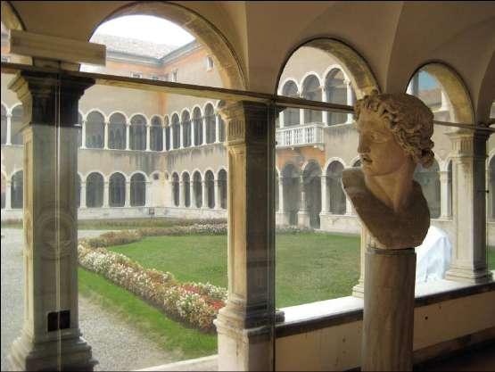 Nonostante le molte vicissitudini e i ripetuti restauri, il chiostro e il fronte del giardino con la loggia - denominata Loggetta Lombardesca - sono per grandezza e