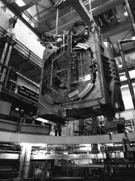 Paola Batistoni, Aldo Pizzuto Figura 13 Prototipo della bobina del magnete del campo toroidale di ITER (scala 1:5) zione di 29 tonnellate di Nb 3 Sn ITER grade in questa fase, ha permesso di