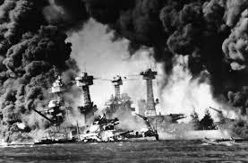 Per più di 2 anni la guerra non fu veramente mondiale ma il 7 dicembre del 41 il Giappone attacco la base America Pearl Harbor nelle isole Hawaii e distrusse la flotta di navi di guerra