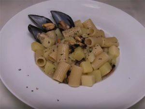 Pasta, Patate e Cozze Presentazione La Pasta con Patate e Cozze è un primo piatto di