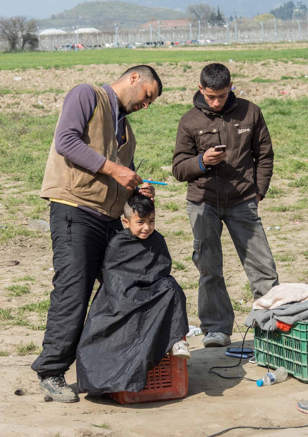 Idomeni, Grecia: barbiere improvvisato nel campo