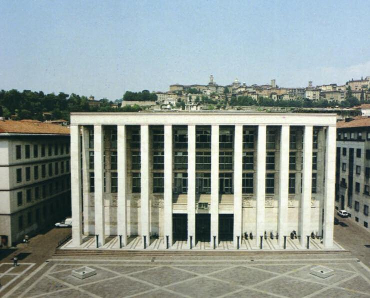 Su Piazza della Libertà, nel pieno centro di