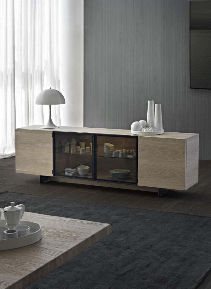 Credenza Thelma 240 in rovere light con 2 ante vetro trasparente, 2 ante rovere light e telaio