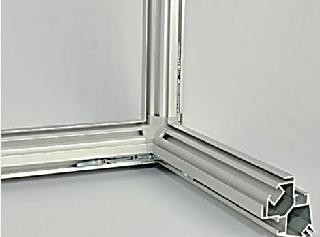 Profilo solido in alluminio anodizzato e connettori tool-less LUMIO a 3 vie per costruire cubi e volumi mono o bi-facciali da terra o sospesi in qualunque  Profilo strutturale medio (60 mm) in